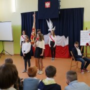 uczniowie pamietaja o zolnierzach 4 dywizji piechoty 7